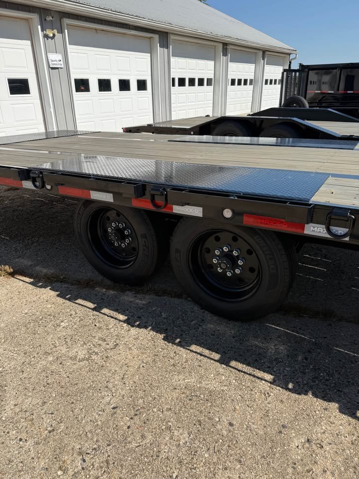 Deckover trailer for heavy-duty hauling