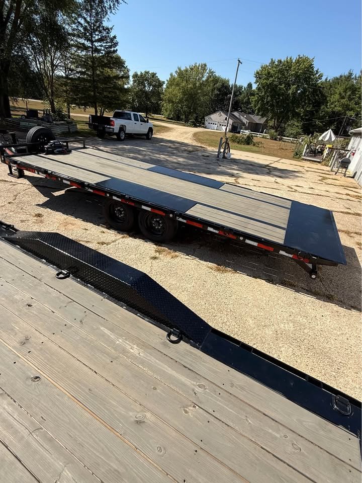 Flatbed deckover trailer for equipment rental